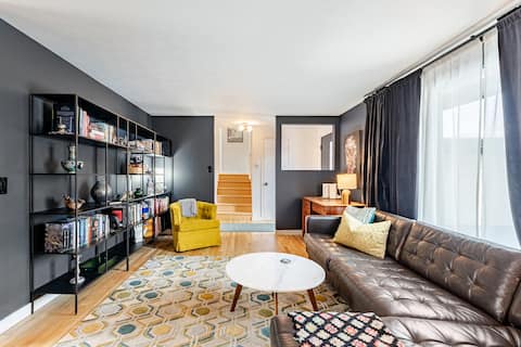 Popular Airbnb listing: Cozy Mid-Mod Classic in Lakewood