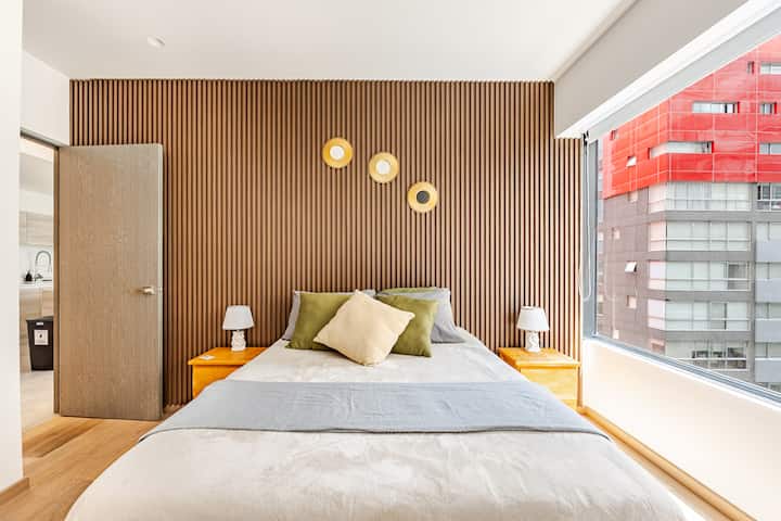 Habitación luminosa con diseño moderno
La Recámara 3 ofrece una cama matrimonial cómoda, auxiliar matrimonial decoración moderna y grandes ventanales que llenan el espacio de luz natural, ideal para descansar después de un día en la ciudad.
