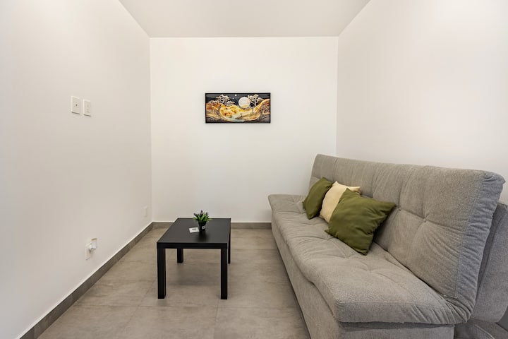 Sala secundaria ideal para descansar o trabajar

Un espacio privado y minimalista con sofá cómodo, mesa auxiliar y decoración ligera. Perfecto para relajarte, leer o usar como área de trabajo.
