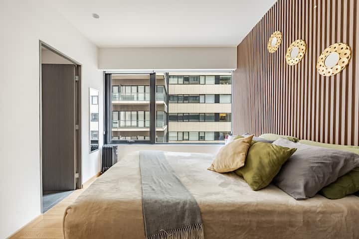 Recámara con vista urbana
Las amplias ventanas brindan una hermosa vista a la ciudad, creando un espacio perfecto para relajarte después de un día de actividades.
