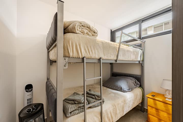 Habitación con baño privado y diseño moderno
Cuenta con su propio baño dentro de la habitación, lo que garantiza mayor privacidad y comodidad para quienes la ocupan.