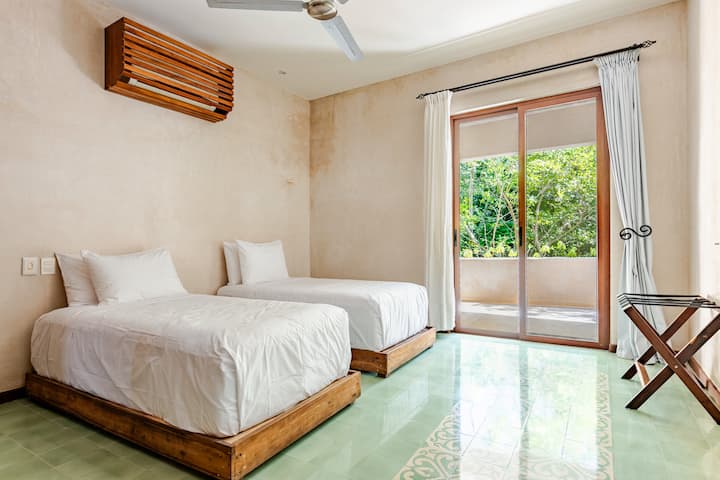 Dobro došli u živopisnu drugu spavaću sobu! U ovoj sobi nalaze se dva udobna odvojena kreveta s vrhunskom posteljinom i savršena je za djecu ili prijatelje.  Prostrani ormari od pletenog drveta pružaju dovoljno prostora za pohranu. 