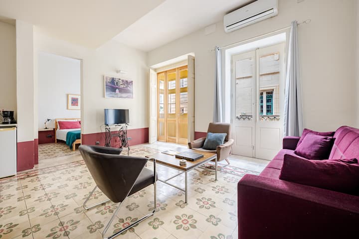 Historic Centre 2br With Patio | Valletta | M&r - La Valetta