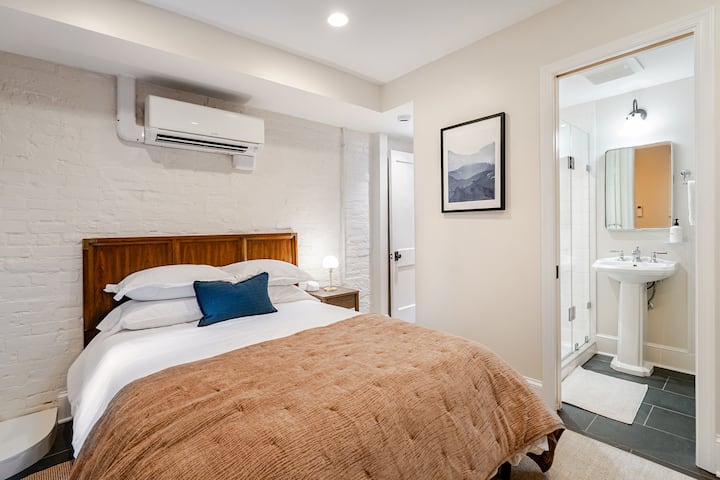 Veliki bračni krevet s pamučnom posteljinom i pernatim poplunom