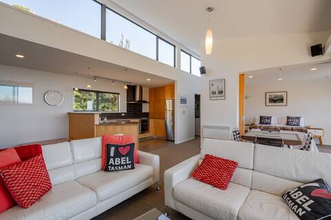 Kaiteriteri four/sixperson  luxury,pool,hot tubs.