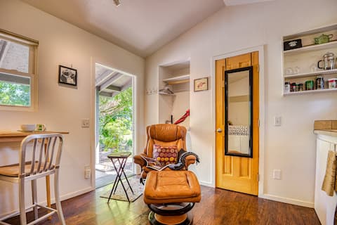 Bungalow by Oakway Ctr -Walk to Football & Track!