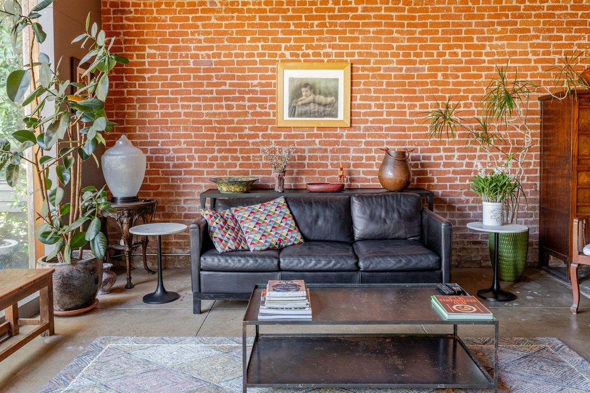 ห้องนั่งเล่นที่มีผนังด้านข้างอิฐดินเหนียวสีแดง
