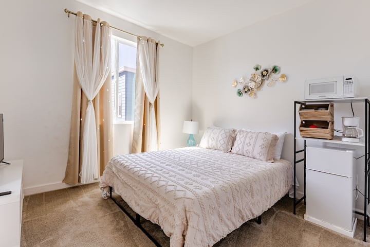 Modern Suite, Near San Diego & Tijuana Airport - Chula Vista, CA