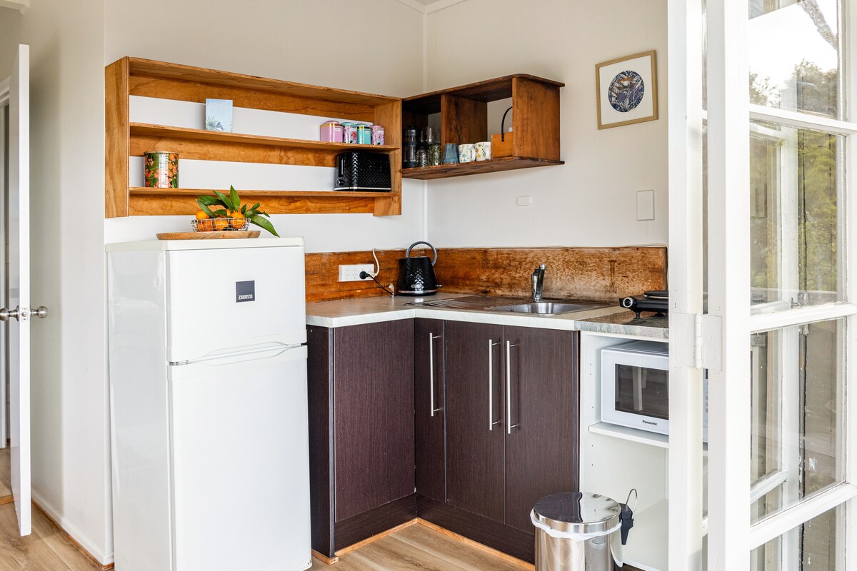 Top Airbnb: Cooks Beach Cottage in Mercury Bay