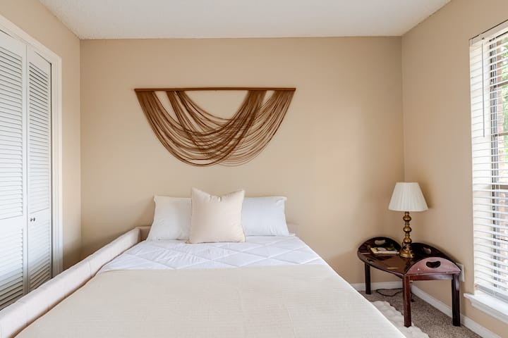 Full size bed with a twin size trundle bed that pulls out below it to provide two separate beds for guests. Cooling memory foam mattresses and a plush area rug beneath your feet.