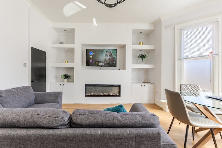 Contractor Base Croydon | Parking, Desks & Wi-fi - Croydon, UK