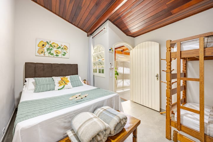 Camera 03 – Spaziosa camera con bagno privato, dotata di letto matrimoniale e letto estraibile, perfetta per un massimo di 5 persone.
Il soffitto in legno aggiunge fascino e intimità allo spazio, creando un luogo confortevole dove rilassarsi dopo aver goduto delle spiagge locali.