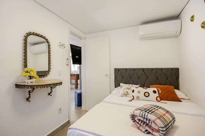 Camera da letto 02 – Camera matrimoniale con aria condizionata.
2 persone.