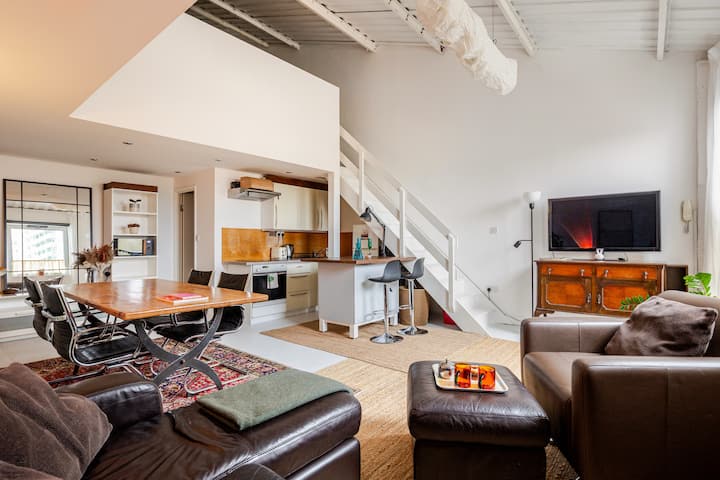 Artist’s Loft 5-min To Station Spacious Flat - London City Airport (LCY)