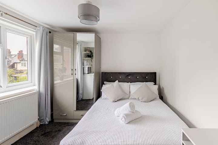 Comfortable Ensuite Bedroom - Oxford