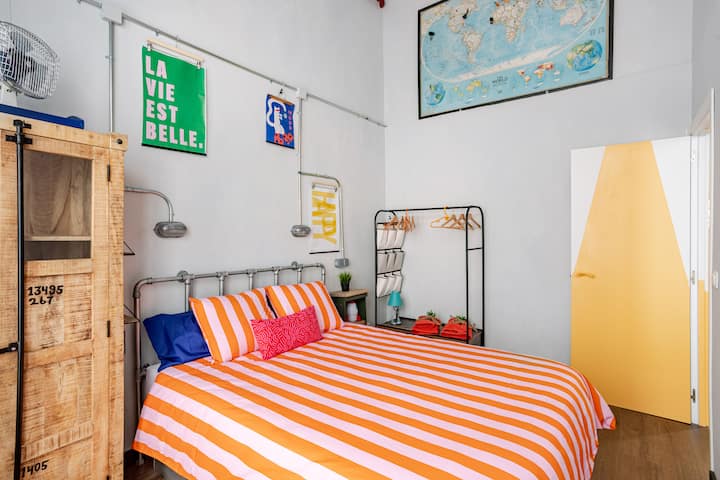 Bright and spacious bedroom, with a closet for your convenience. 
150×200cm bed