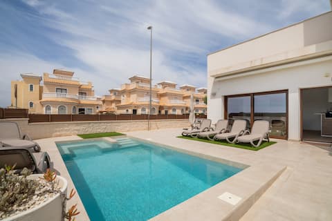 Contemporary villa with pool - Close to ALICANTE