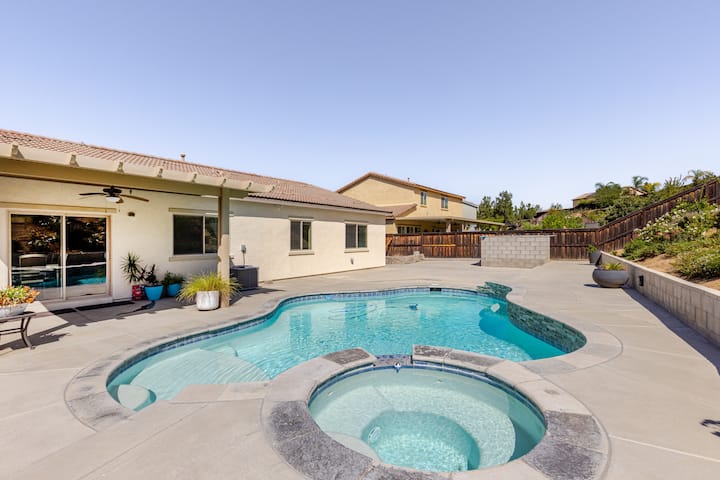 Quiet Modern Home Spacious & Work-Friendly