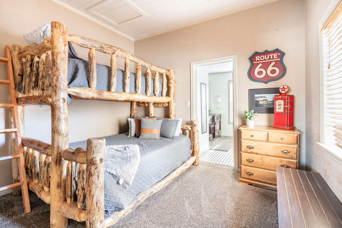 The house was so cozy, clean, and super close to all of the shops and restaurants. It was a great place to come back to at night to relax! Nicole - March 2025