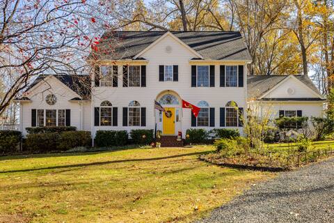 Crozet casa w/ firepit & hot tub in wine country