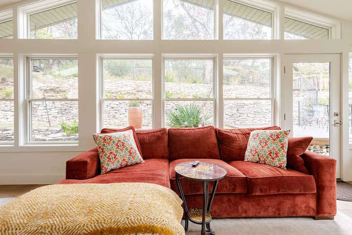 4 Bedrooms, 12 mins to DT & Domain, close to Mesa gallery image 3