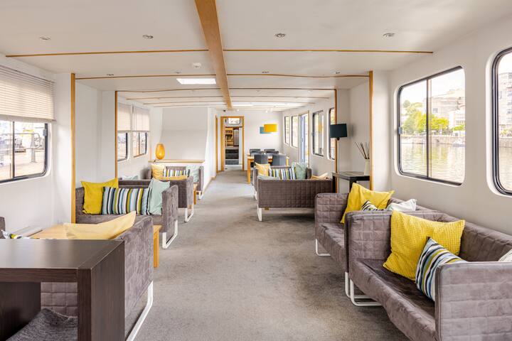 Unique spacious houseboat on Bristol Harbour gallery image 5
