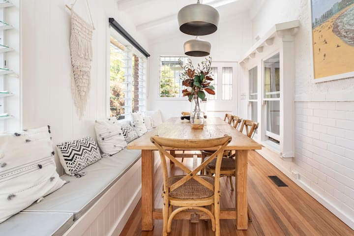Manly Beach 1920s Apartment with Garden, Fully Renovated.