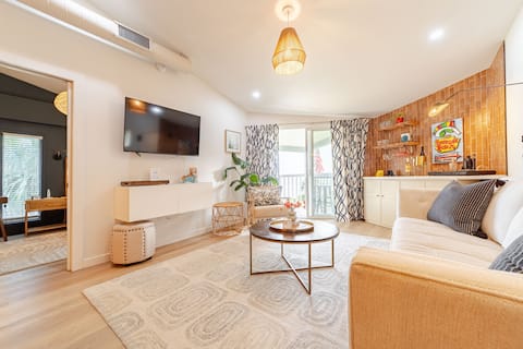 Top Airbnb: Amazing Condo on Bay, Steps from Gulf of America in Gulf Breeze