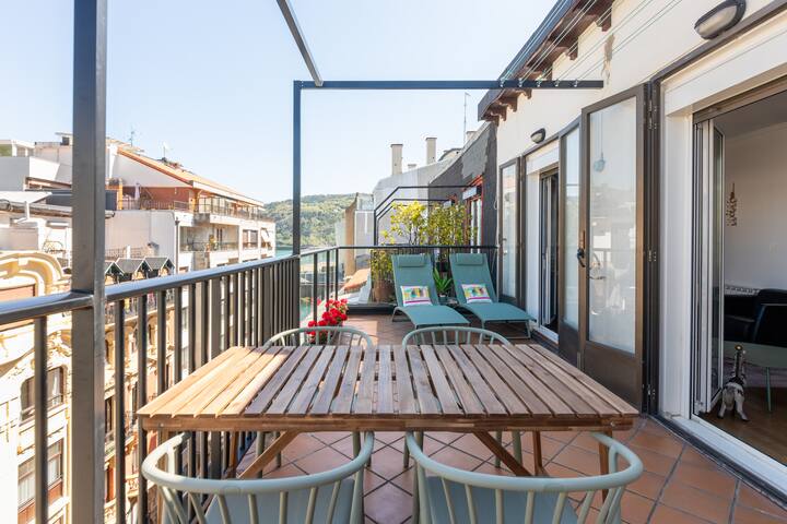 Radiant Sea-View Penthouse. Experience in Old Town gallery image 2