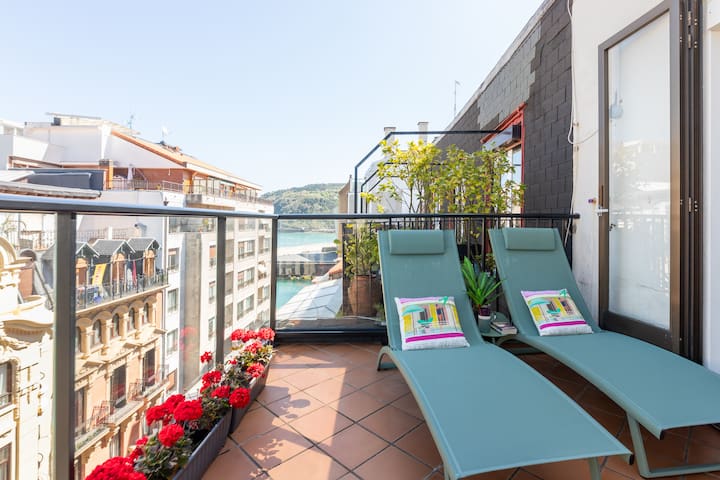 Radiant Sea-View Penthouse. Experience in Old Town