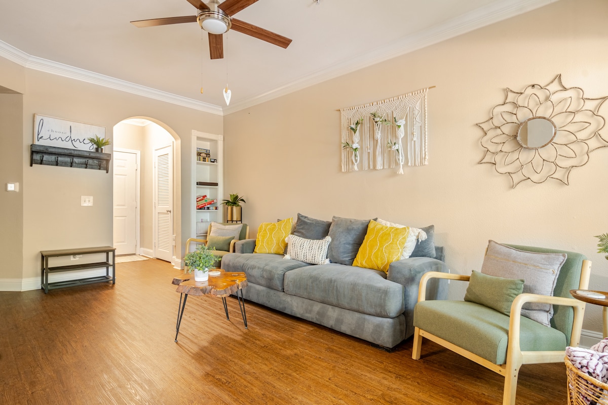Popular Airbnb listing: Walkable, Safe, and Steps from Dining & Nightlife in Uptown