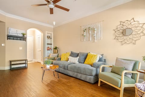 Popular Airbnb listing: Walkable, Safe, and Steps from Dining & Nightlife in Uptown