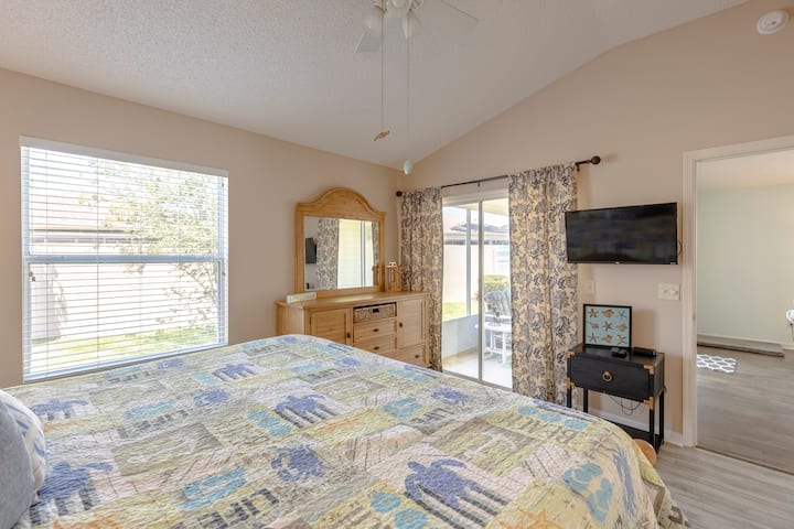 Hlavná spálňa má nový pohodlný matrac veľkosti King.  Má posuvné sklenené dvere do slnečného lanai.