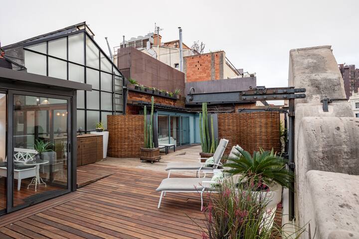 Impressive Design-Forward Penthouse in an Historic Building gallery image 4