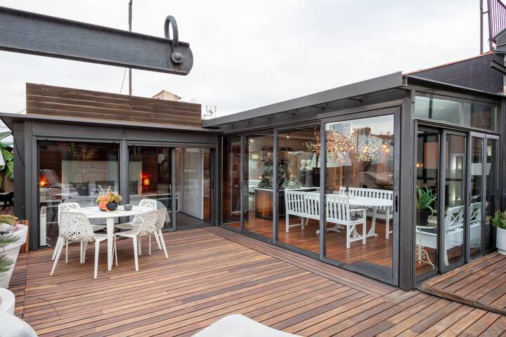 Impressive Design-Forward Penthouse in an Historic Building gallery image 3