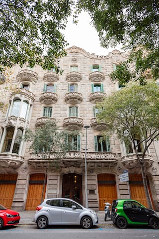 Impressive Design-Forward Penthouse in an Historic Building