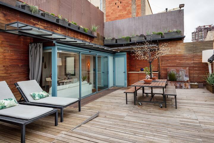 Impressive Design-Forward Penthouse in an Historic Building gallery image 2