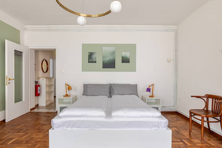 საძინებელი ორადგილიანი საწოლით და გასაშლელი მესამე საწოლით.