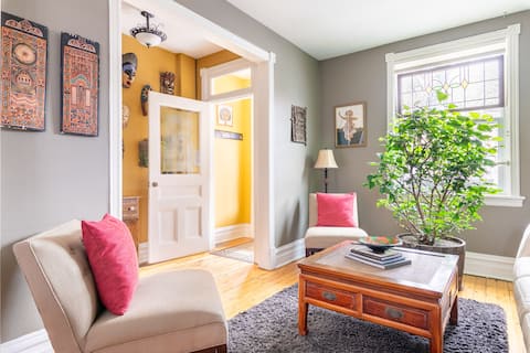 Popular Airbnb listing: Heritage Jewel in the Byward Market in Rideau Vanier