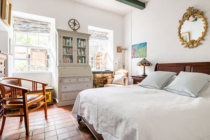 Bedroom with a kingsize bed