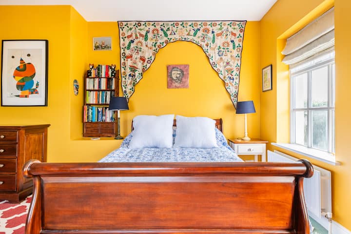 Bedroom with a queen size bed and a single bed