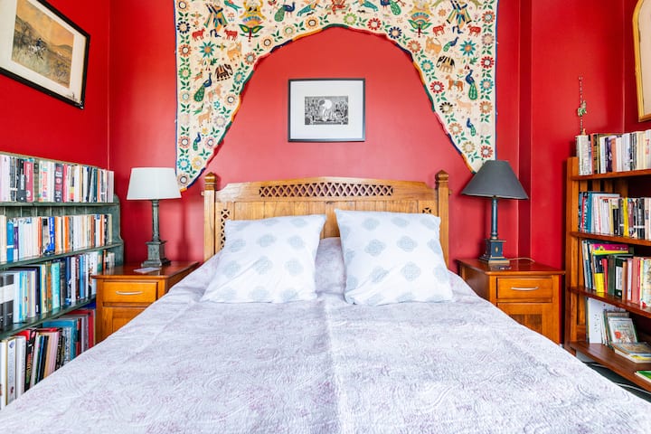 Bedroom with a kingsize bed