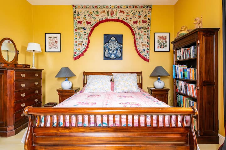 Bedroom with a kingsize bed