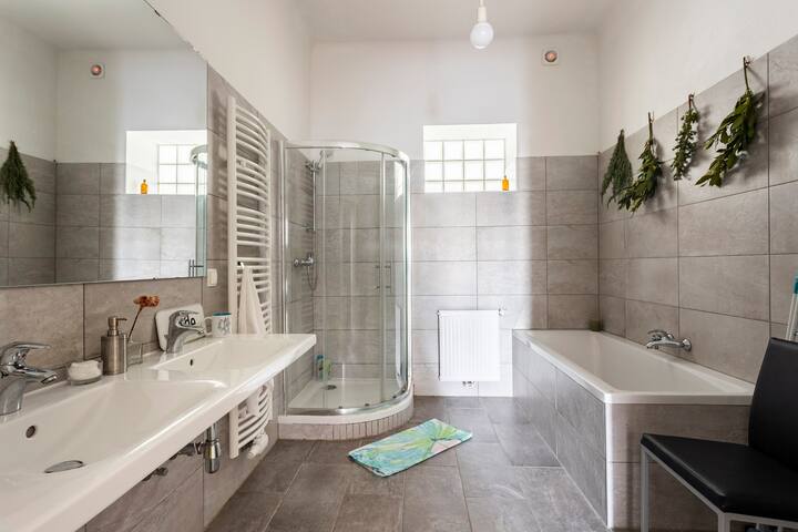 Designer Central Apartment in hip neighborhood gallery image 3