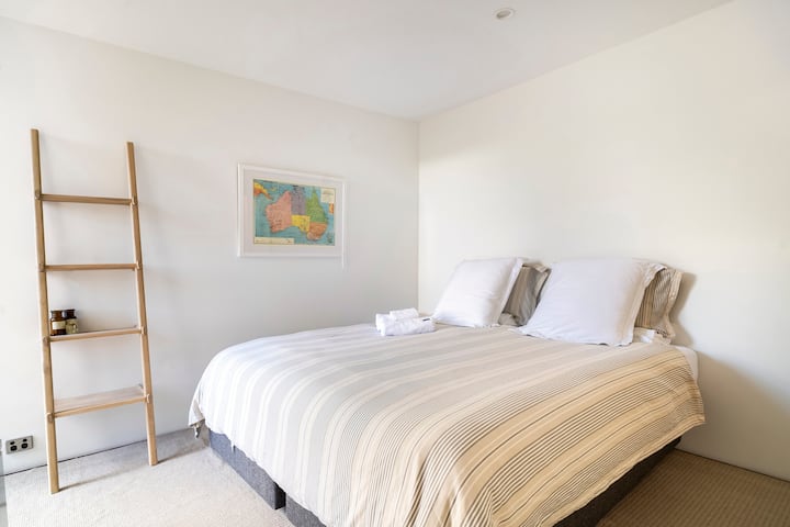 בחדר השינה השני יש מיטת קינג סייז של Tempur. ניתן גם לפצל את המיטה לשתי מיטות יחיד ארוכות - אידיאלי למשפחות או לקבוצות של חברים 