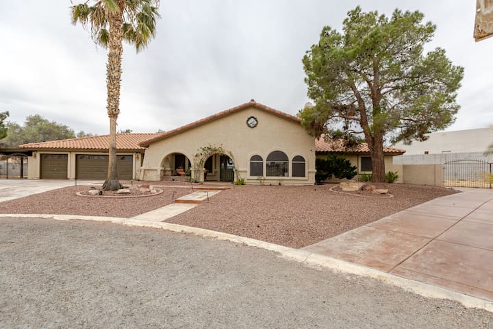 Vegas Getaway Big Home- hot tub spa/ min to strip gallery image 2