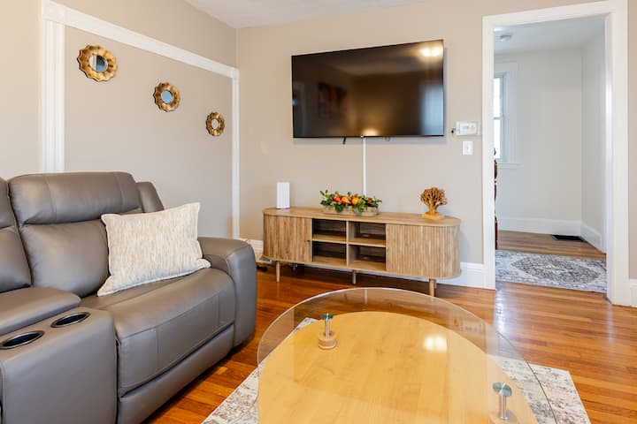 4br Family Home • Parking • Near Boston & Gillette - Norwood, MA