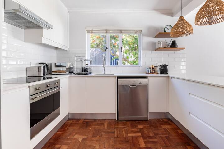 Modern, & Spacious Apartment off Kloof St. gallery image 5