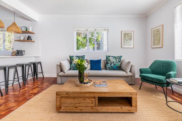 Modern, & Spacious Apartment off Kloof St. gallery image 2