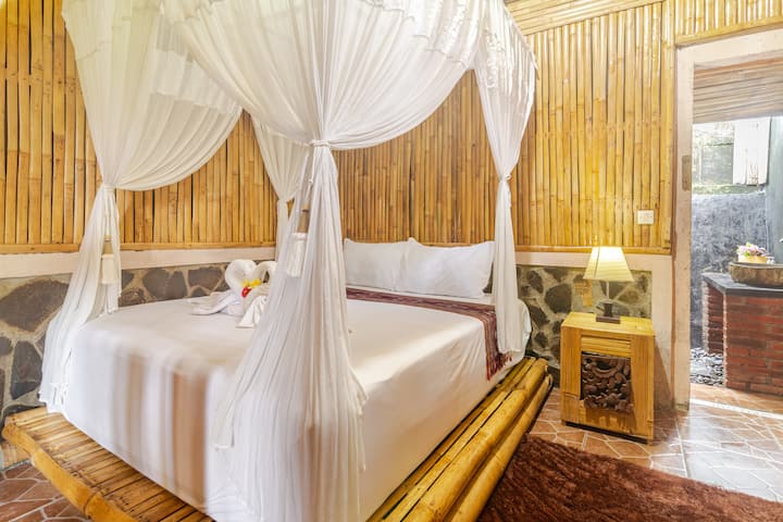 Matras ukuran queen (160×200cm)  di ruang utama.